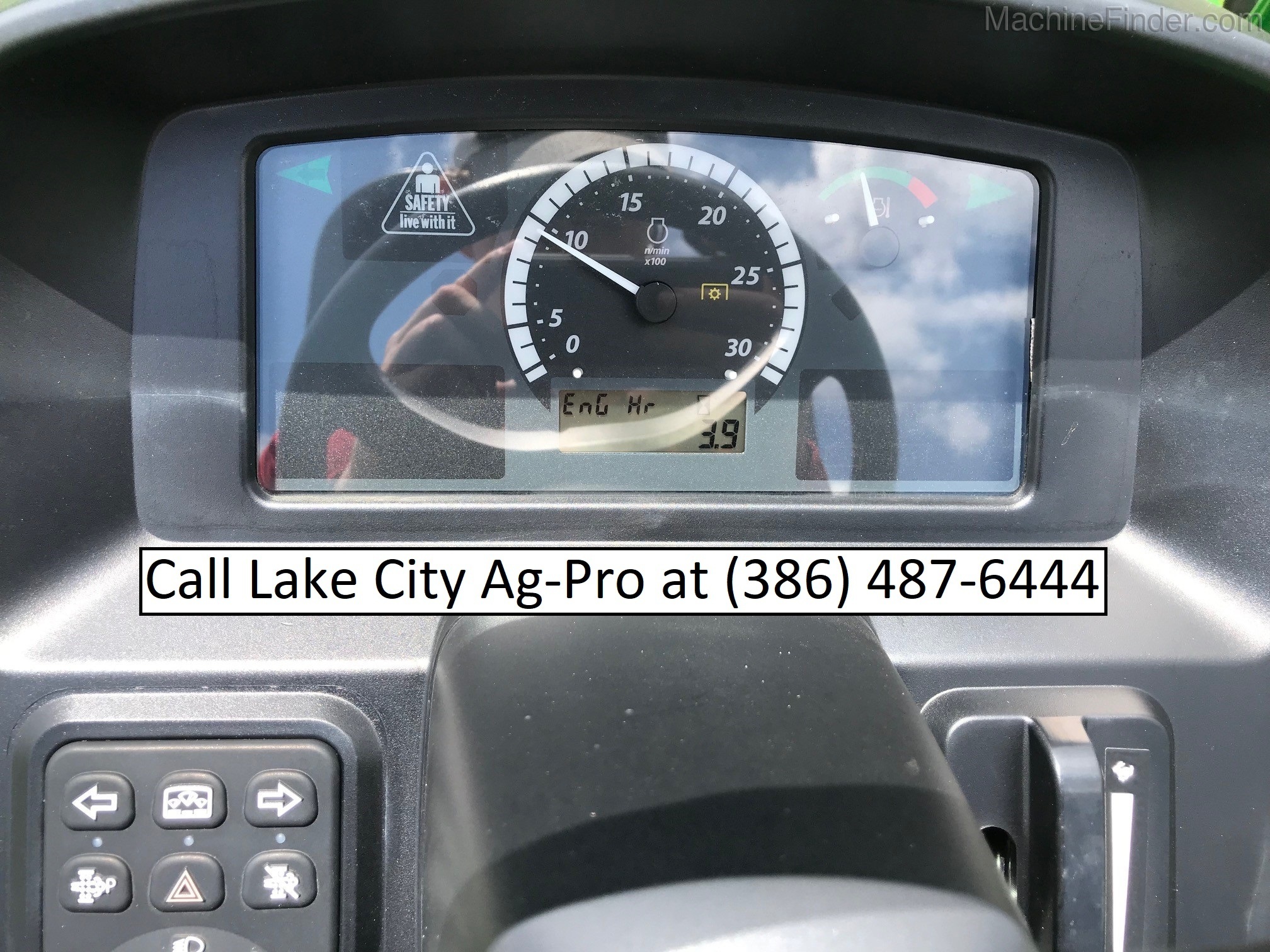 2020 John Deere 4044M Image 11