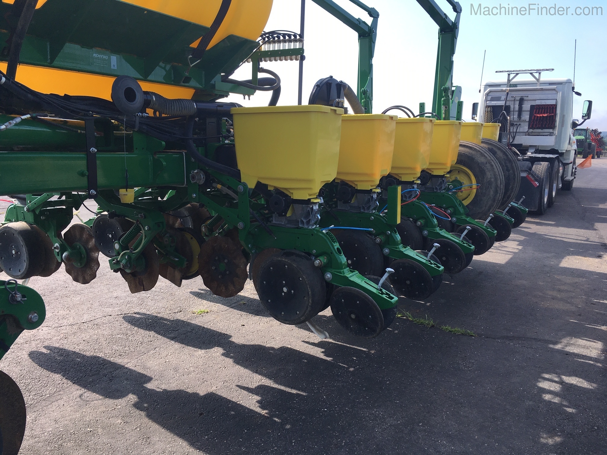 2016 John Deere 1775NT Image 8