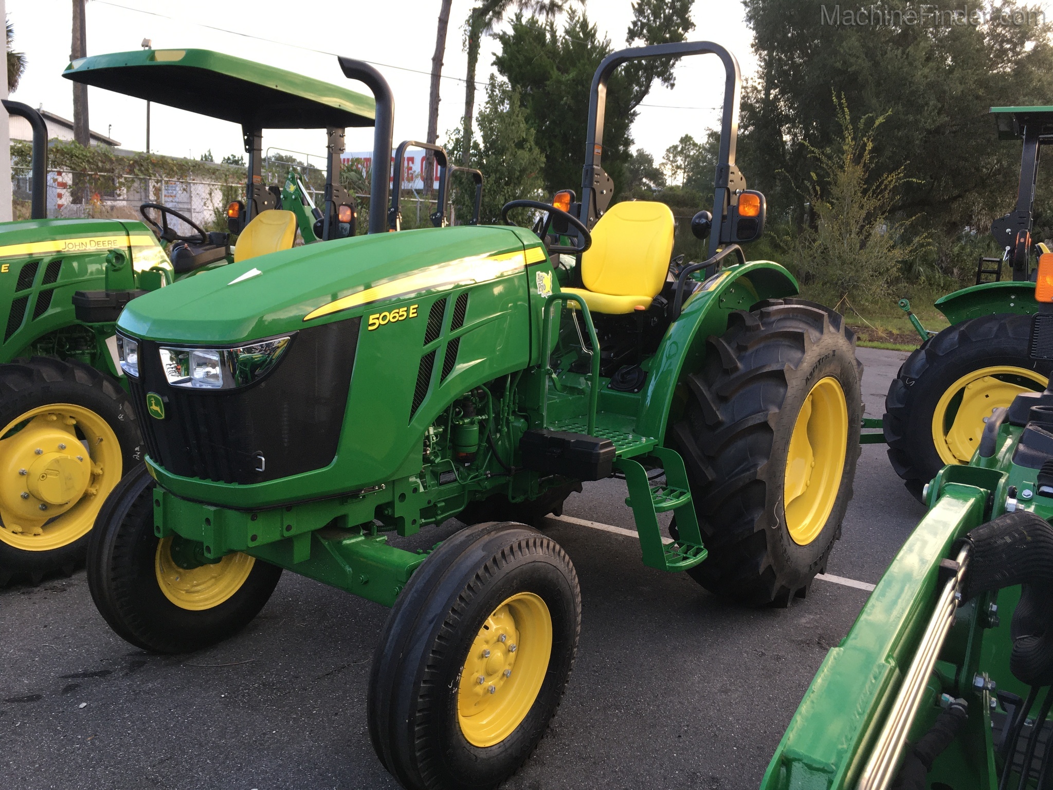 2020 John Deere 5065E Image 1