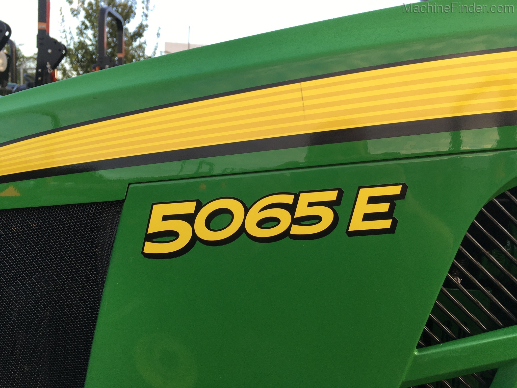 2020 John Deere 5065E Image 4