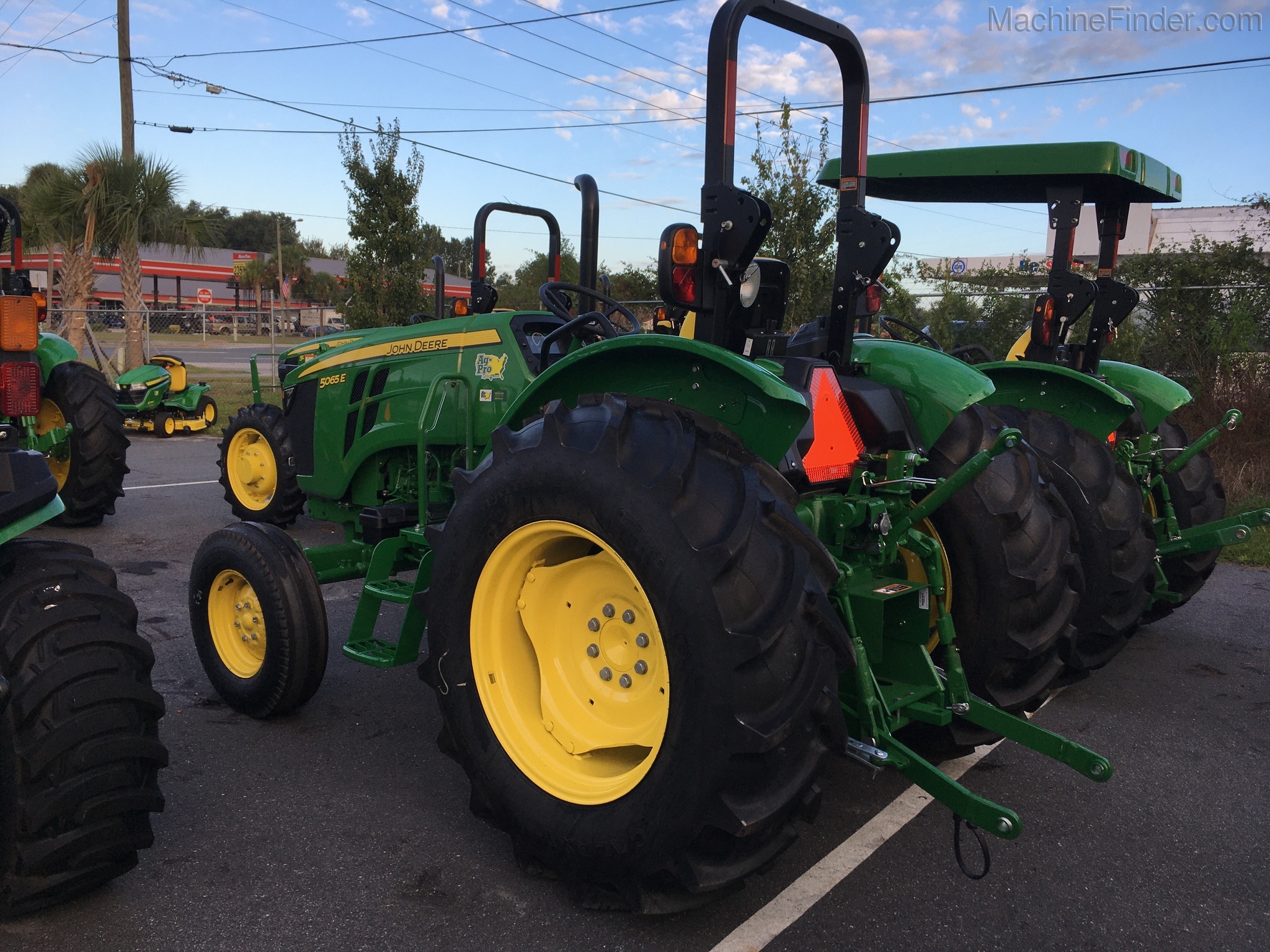 2020 John Deere 5065E Image 3