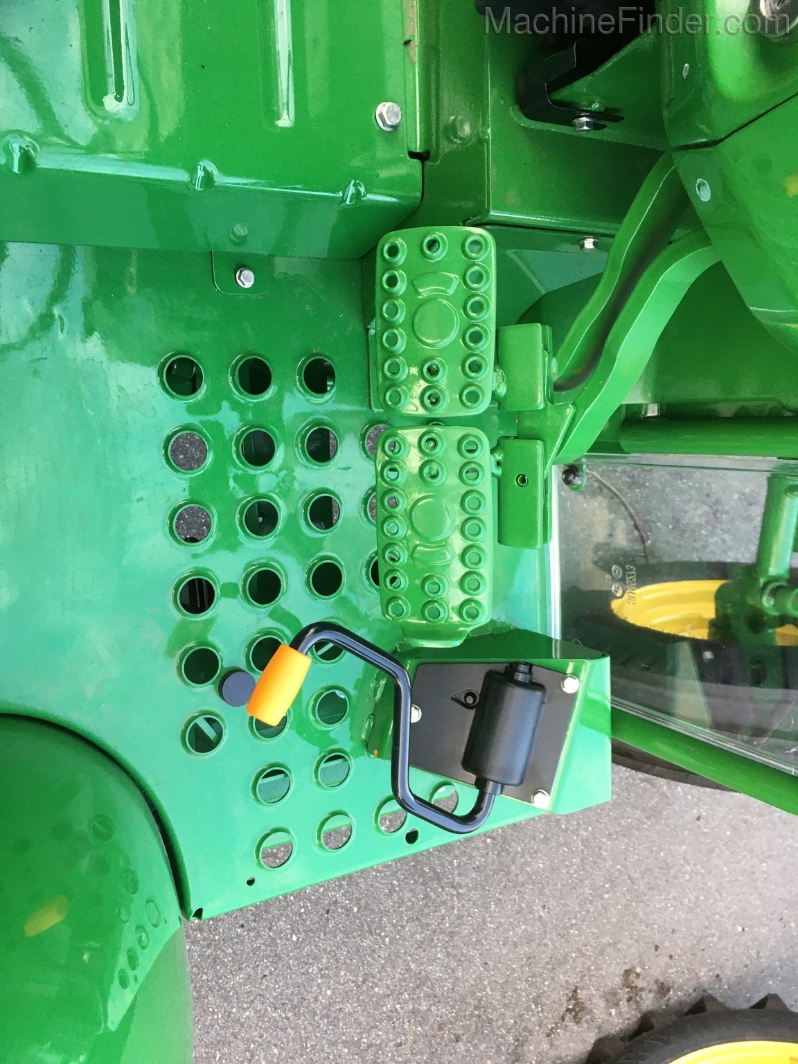 2020 John Deere 5065E Image 11