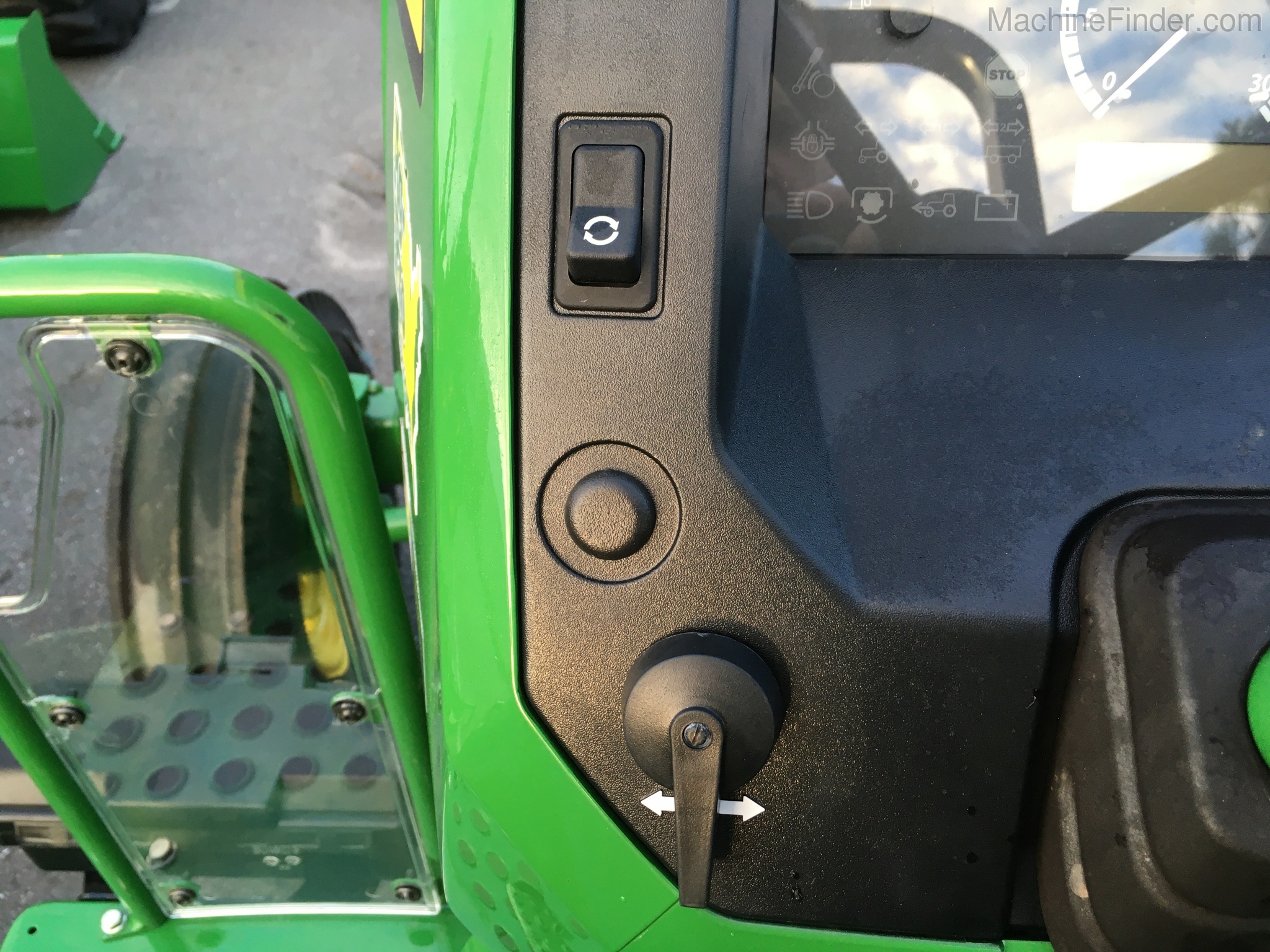 2020 John Deere 5065E Image 16