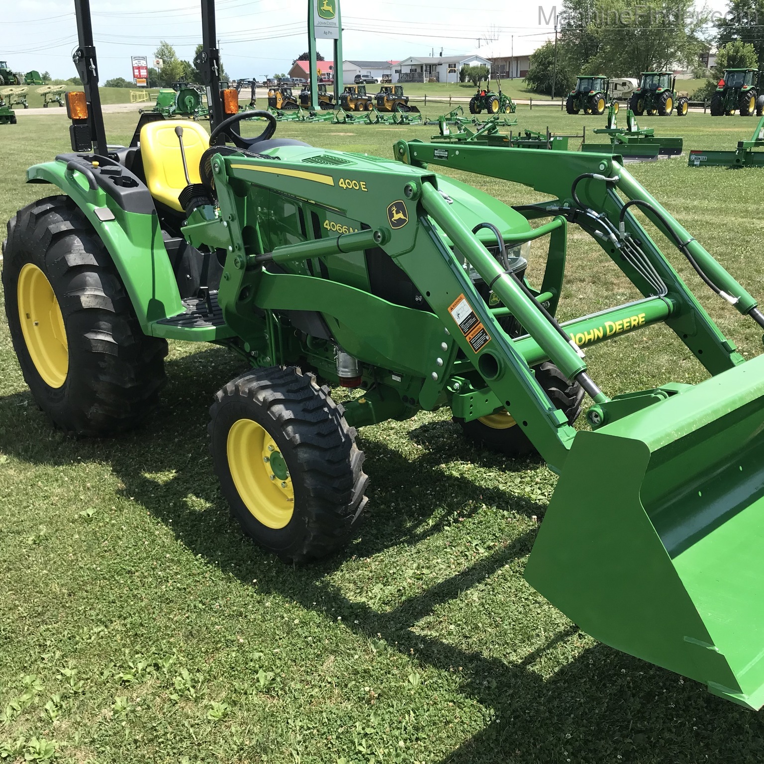 2020 John Deere 4066M Image 4
