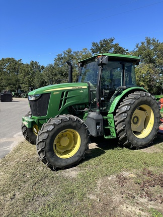 2019 John Deere 6135E Photo 2