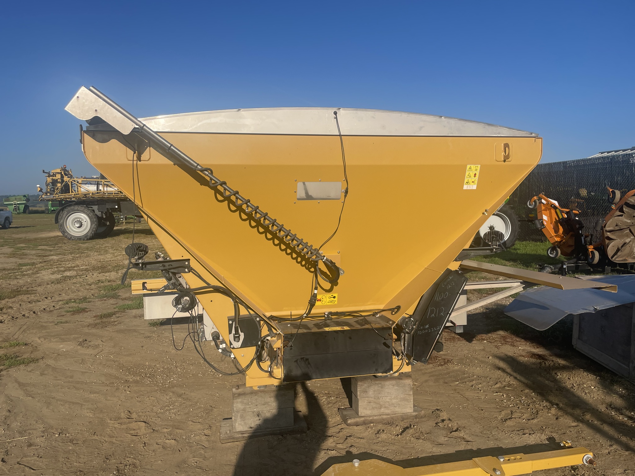2019 RoGator RG1100C Image 18