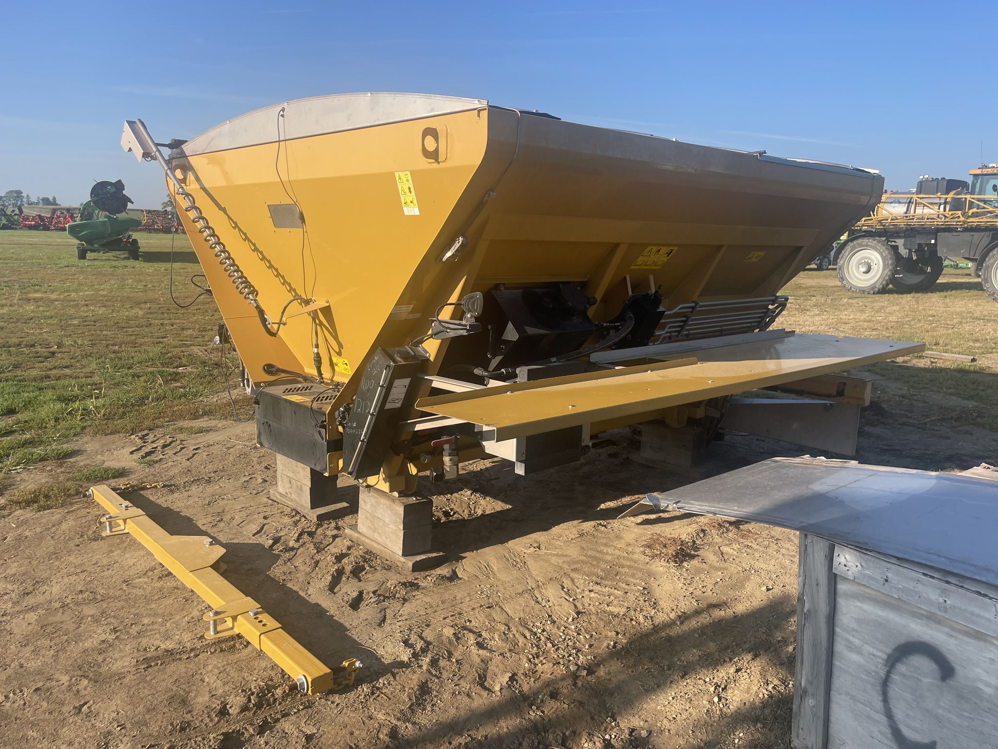 2019 RoGator RG1100C Image 16