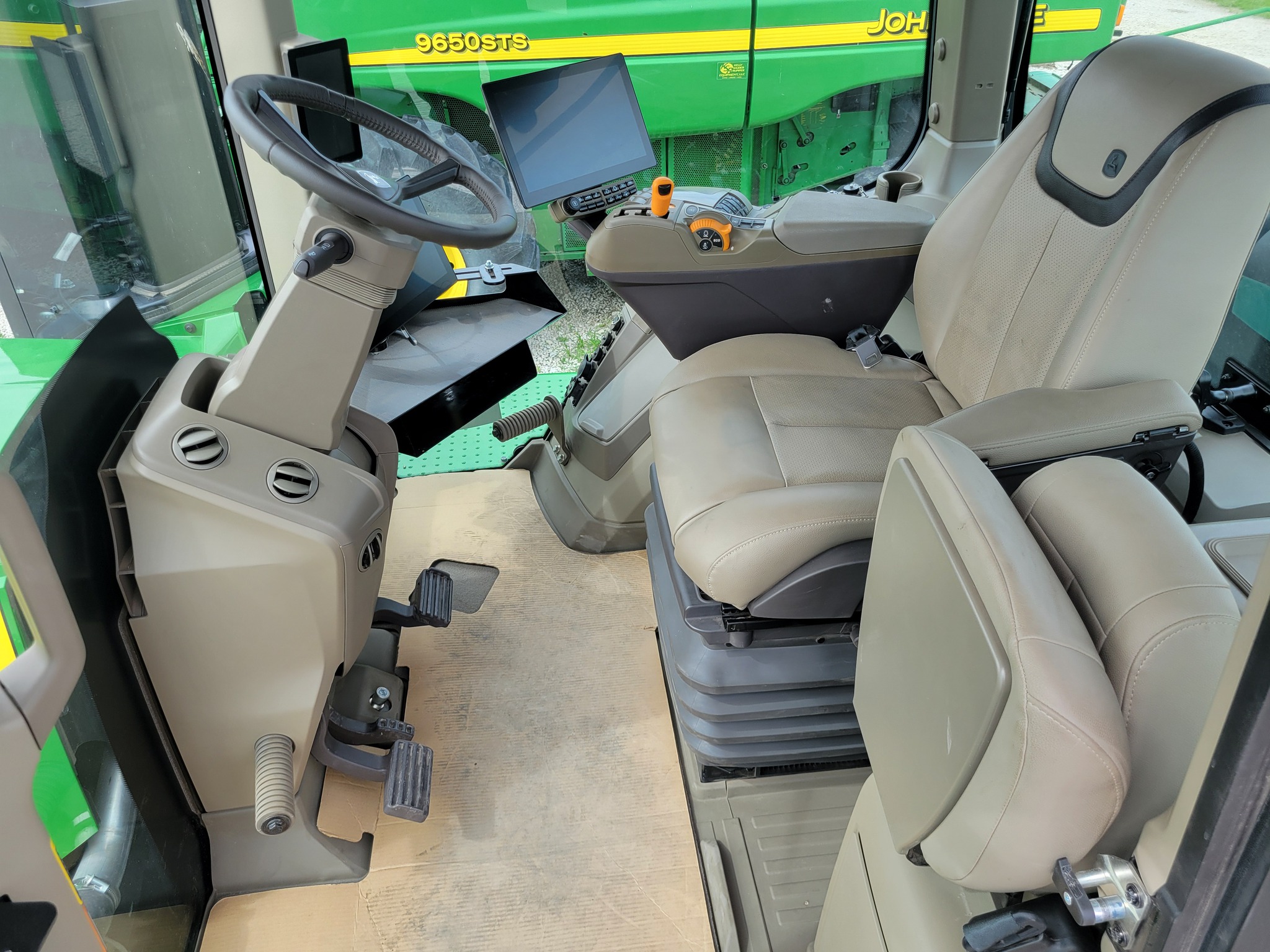 2024 John Deere 9R 640 at Heritage Tractor in Roanoke, IL