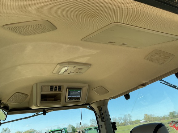 2023 John Deere 8R 230 Photo 6