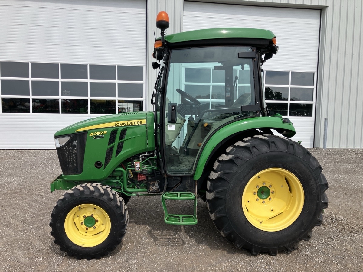 2019 John Deere 4052R Image 3