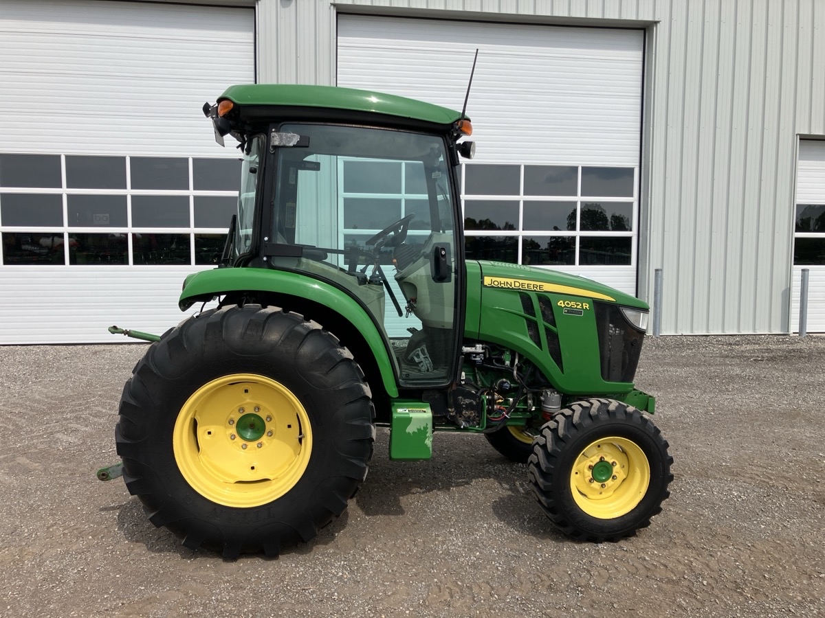 2019 John Deere 4052R Image 4