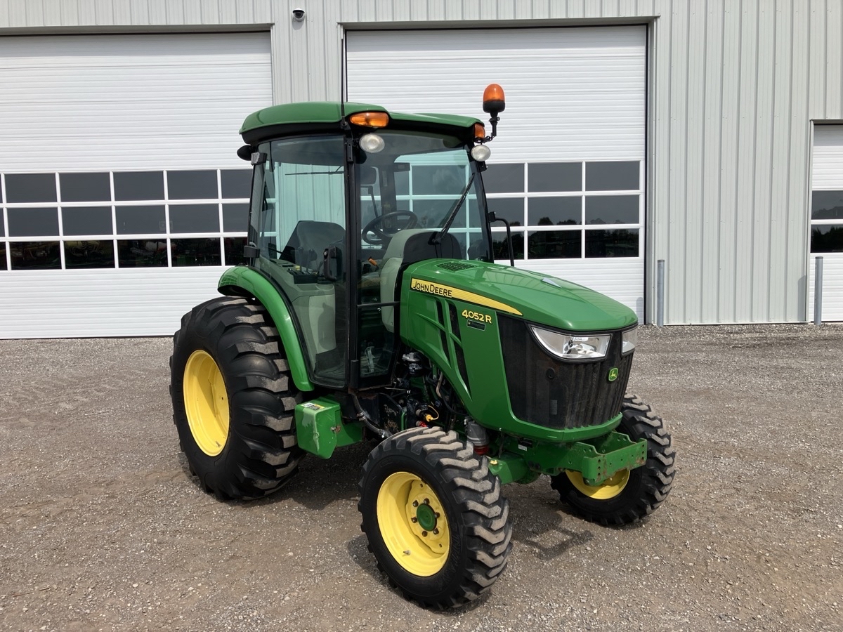 2019 John Deere 4052R Image 5