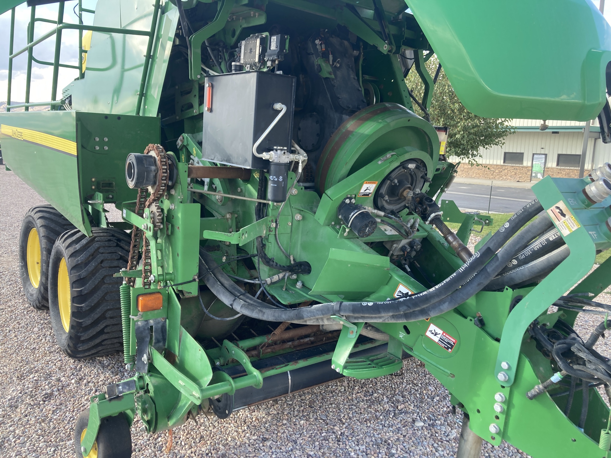 2020 John Deere L341 Image 16