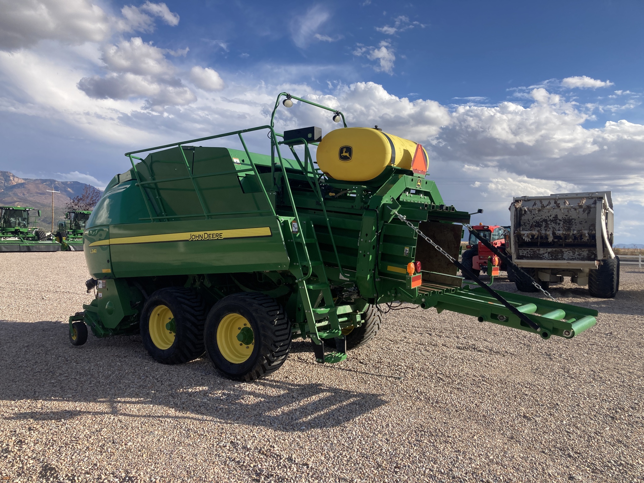 2020 John Deere L341 Image 3