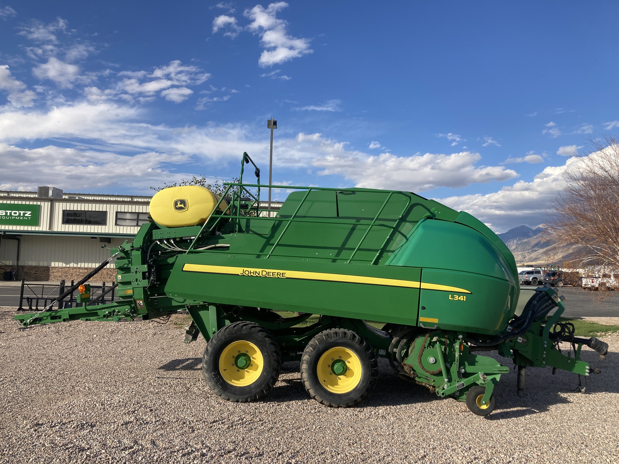 2020 John Deere L341 Image 6