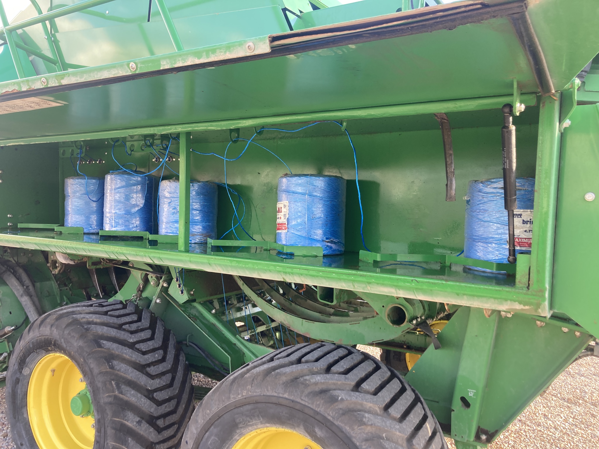 2020 John Deere L341 Image 11