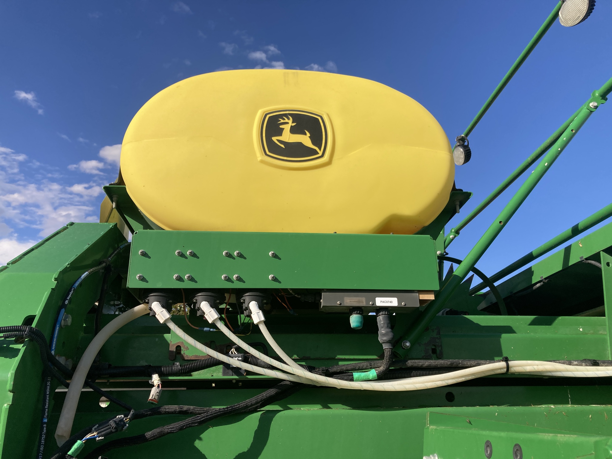 2020 John Deere L341 Image 25