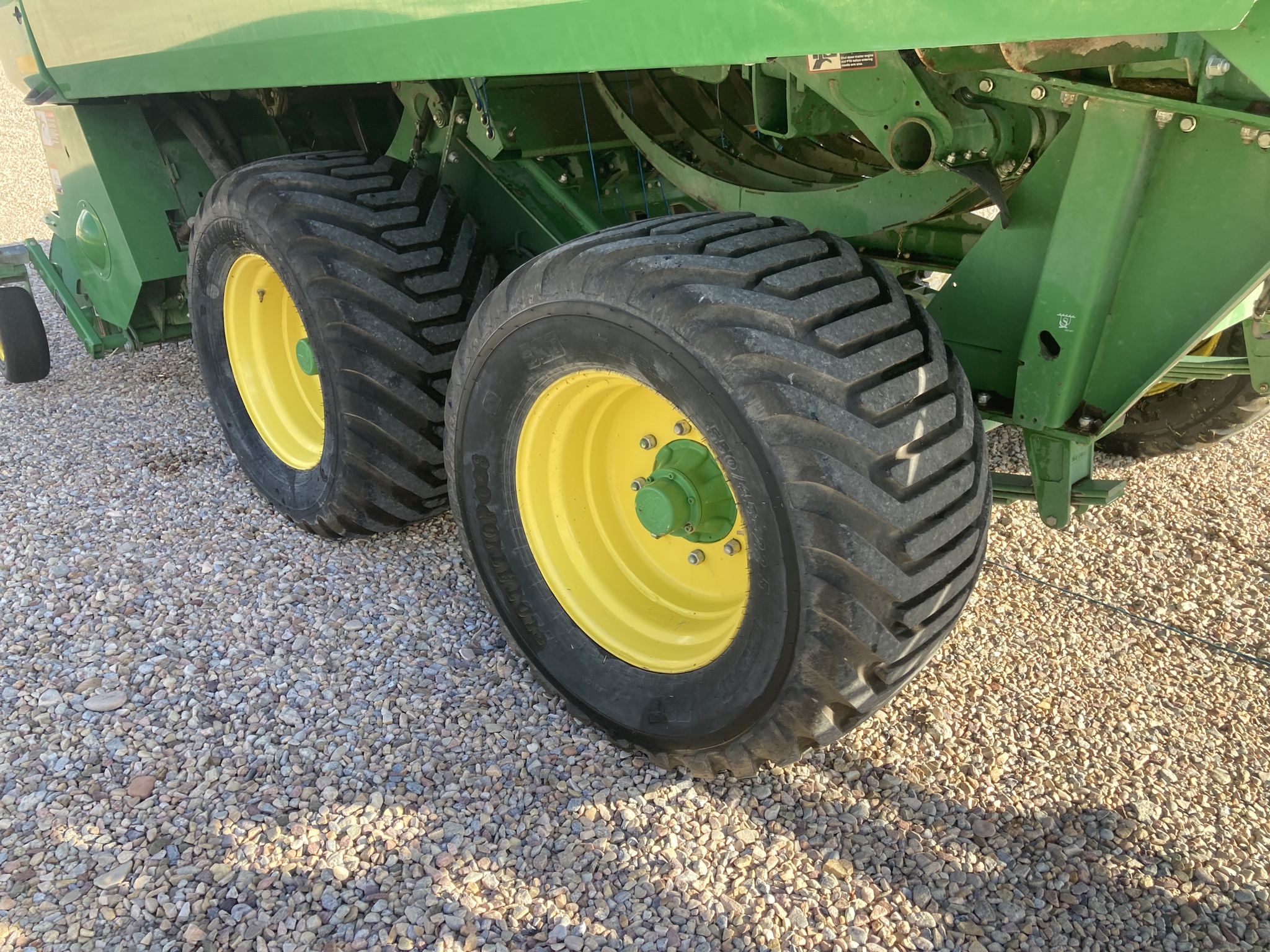 2020 John Deere L341 Image 32