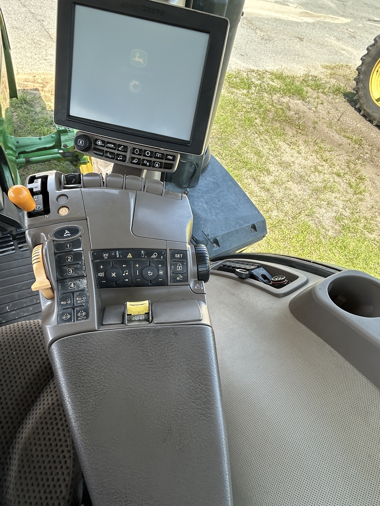 2014 John Deere 8295R Image 9