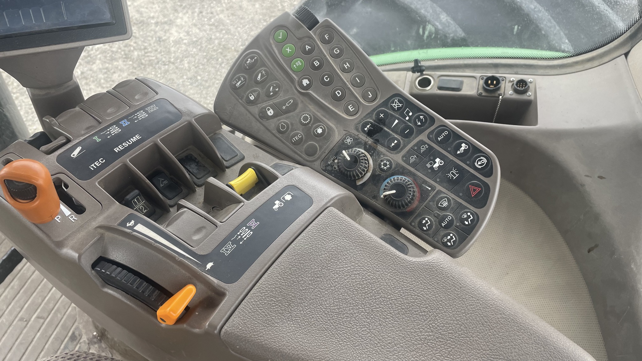 2011 John Deere 8335R Image 11