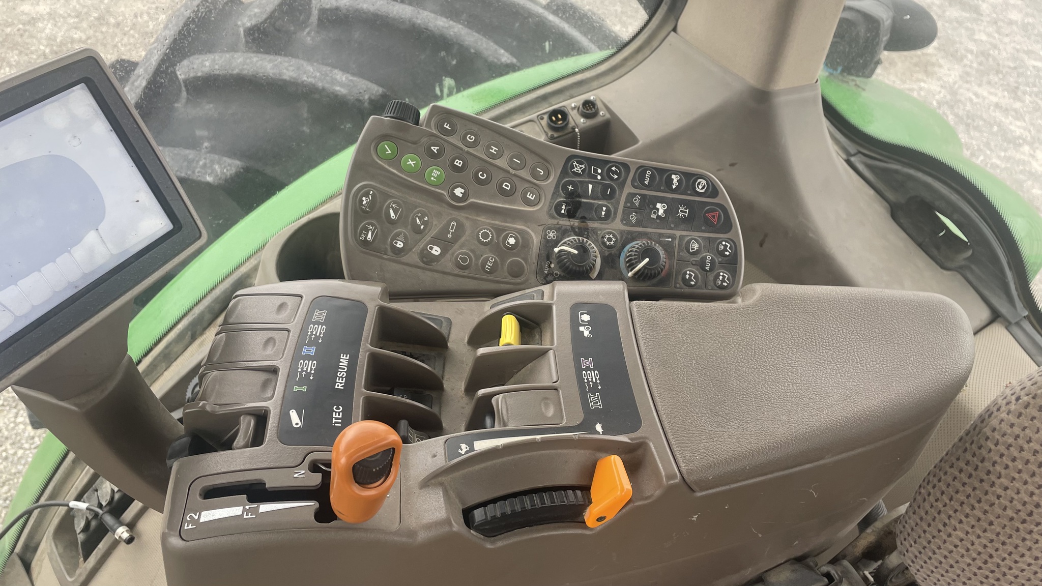 2011 John Deere 8335R Image 12