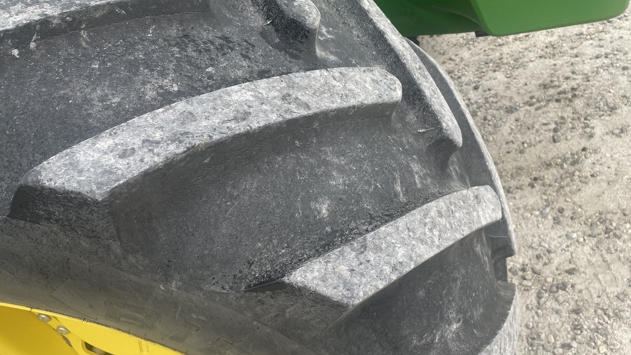 2011 John Deere 8335R Image 19