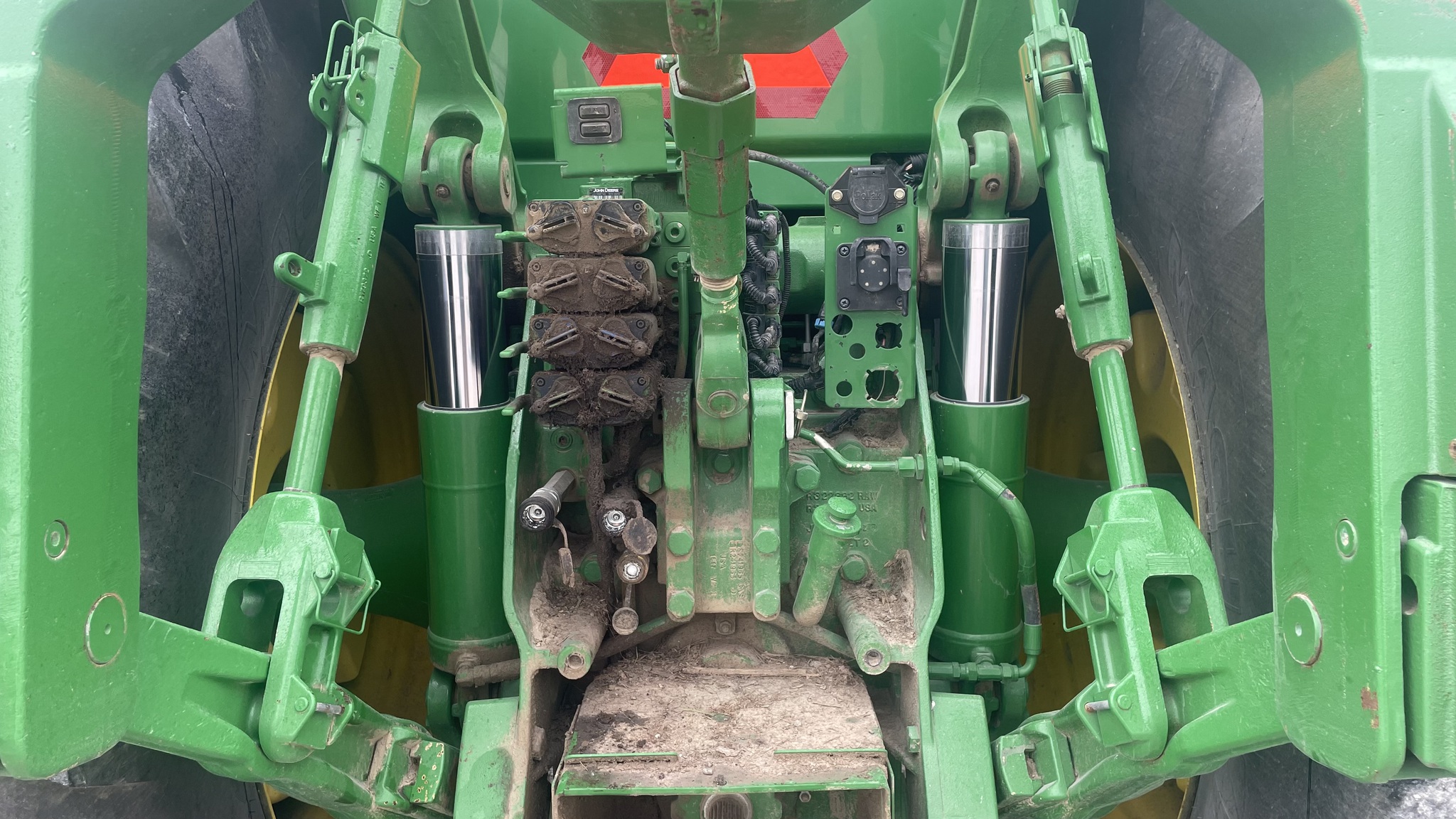 2011 John Deere 8335R Image 20
