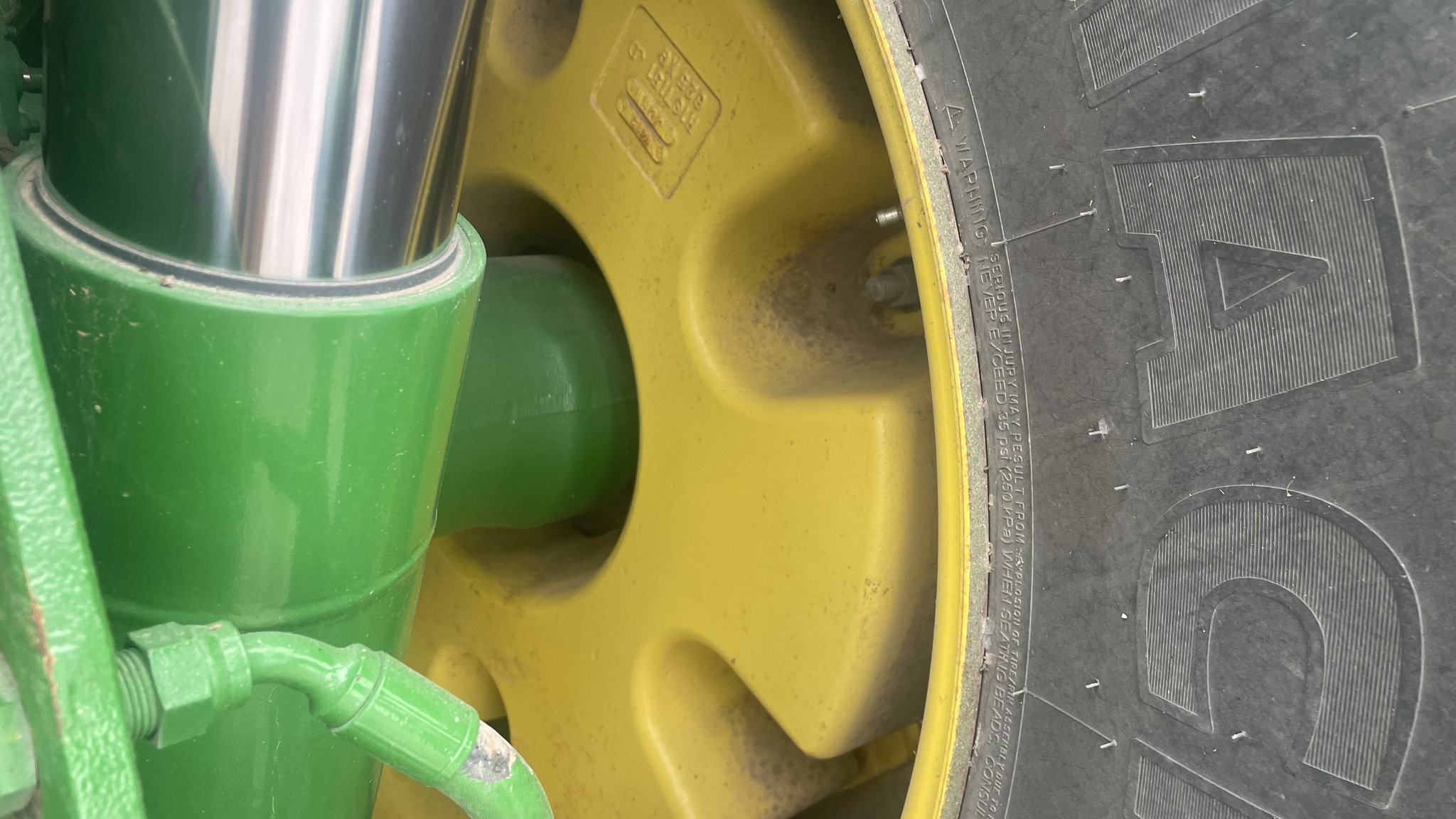 2011 John Deere 8335R Image 22
