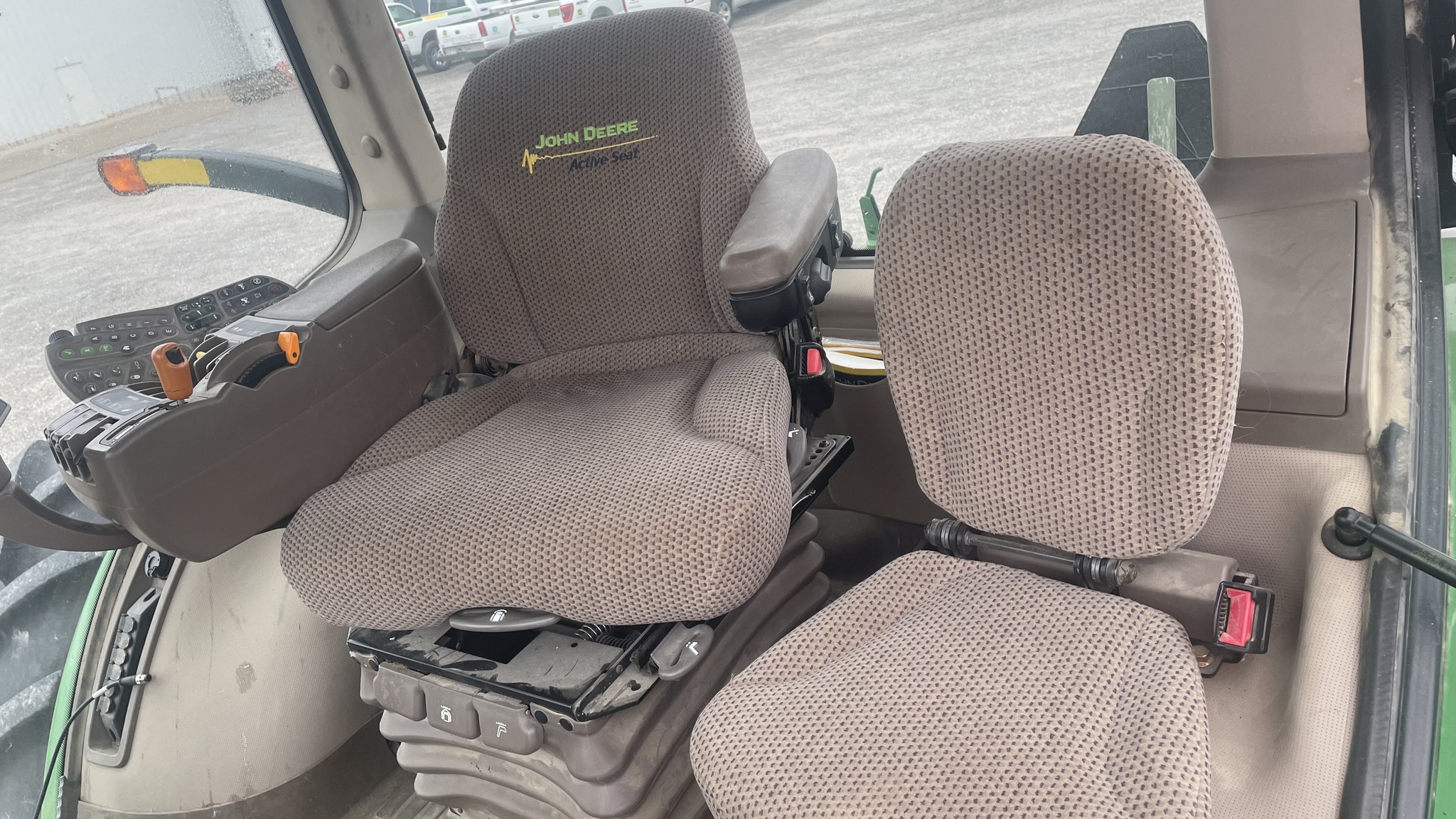 2011 John Deere 8335R Image 10