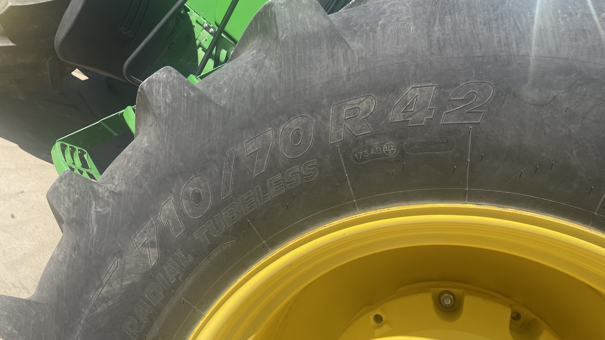 2011 John Deere 8335R Image 21