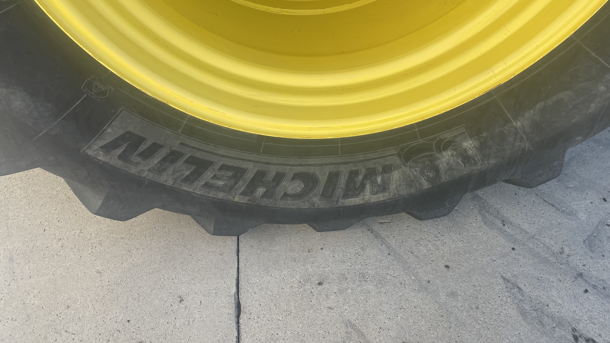 2011 John Deere 8335R Image 23