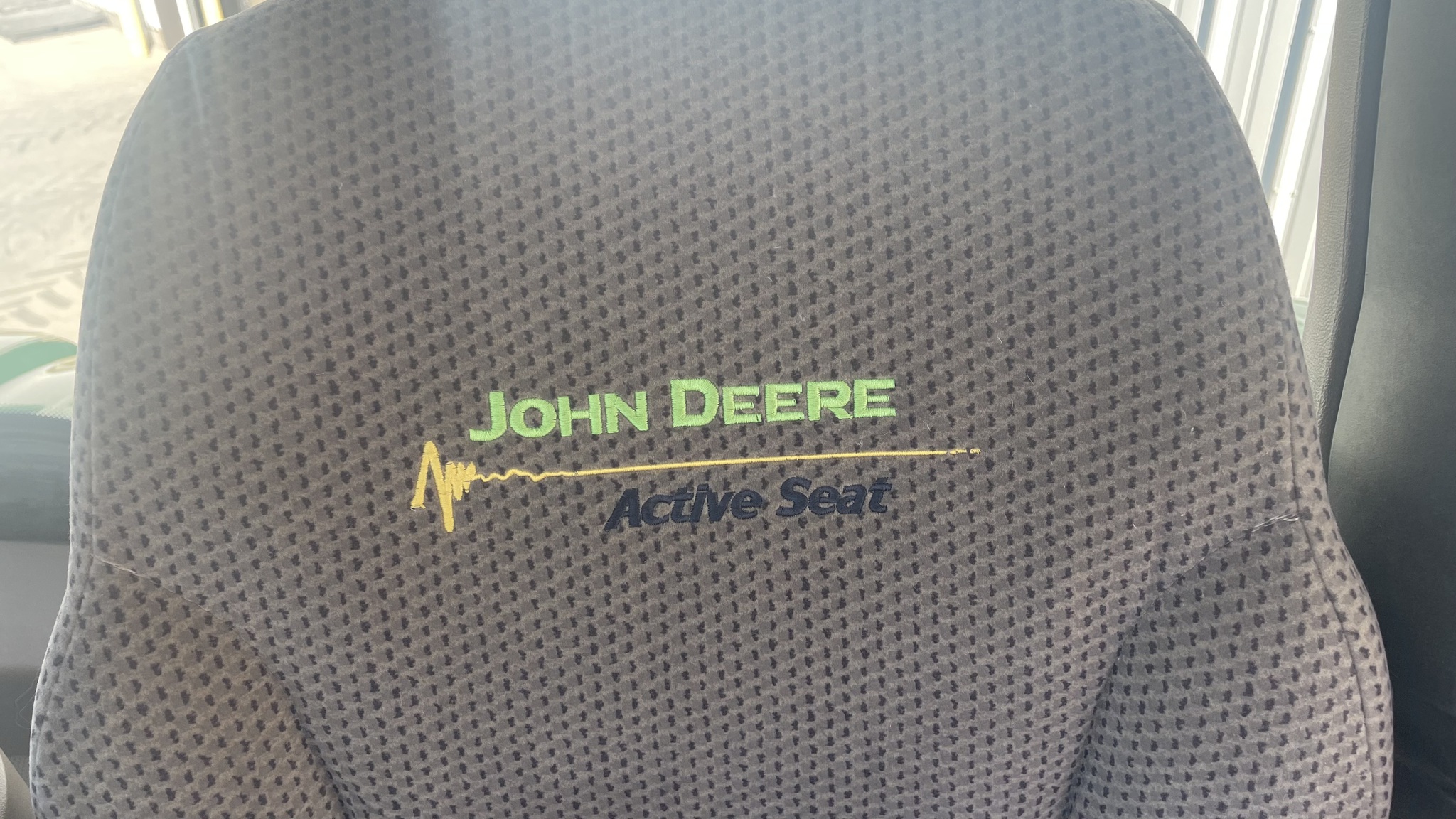 2011 John Deere 8335R Image 17