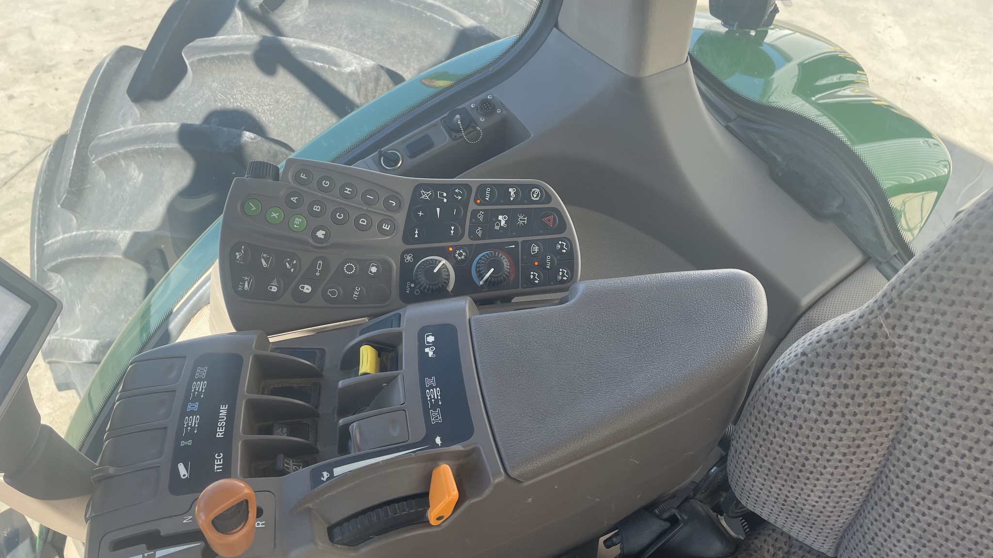 2011 John Deere 8335R Image 15