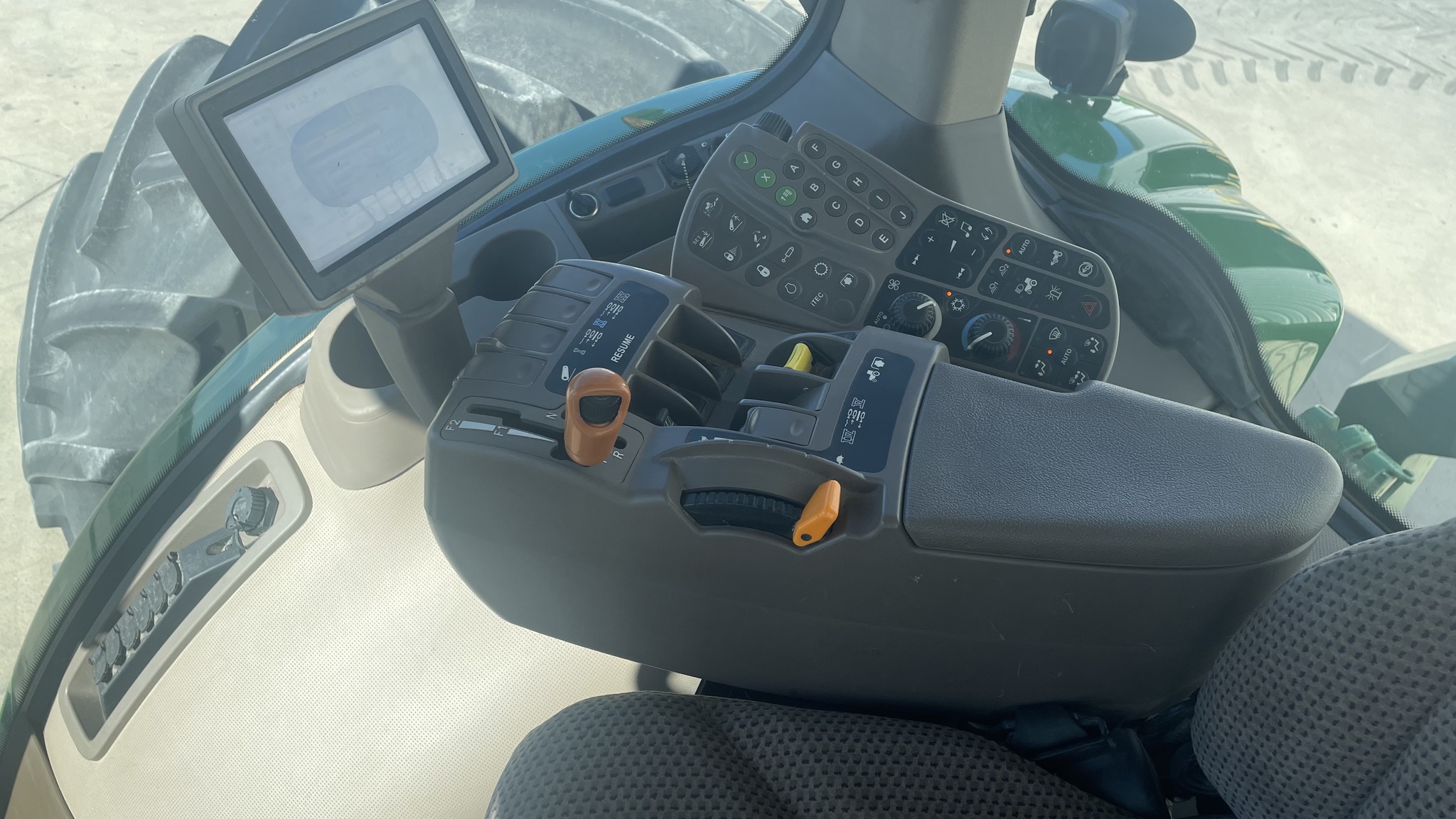 2011 John Deere 8335R Image 14