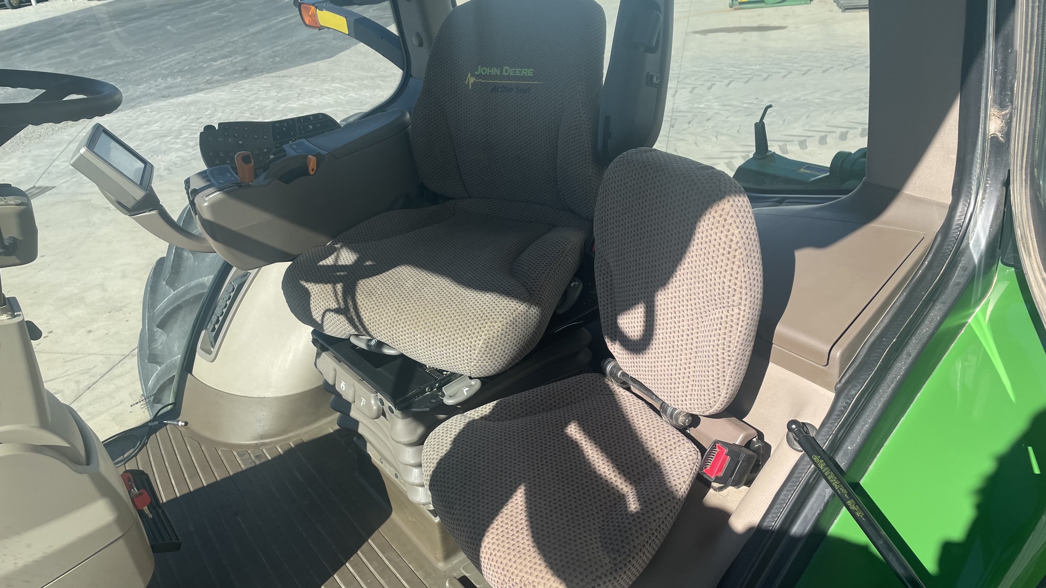 2011 John Deere 8335R Image 12