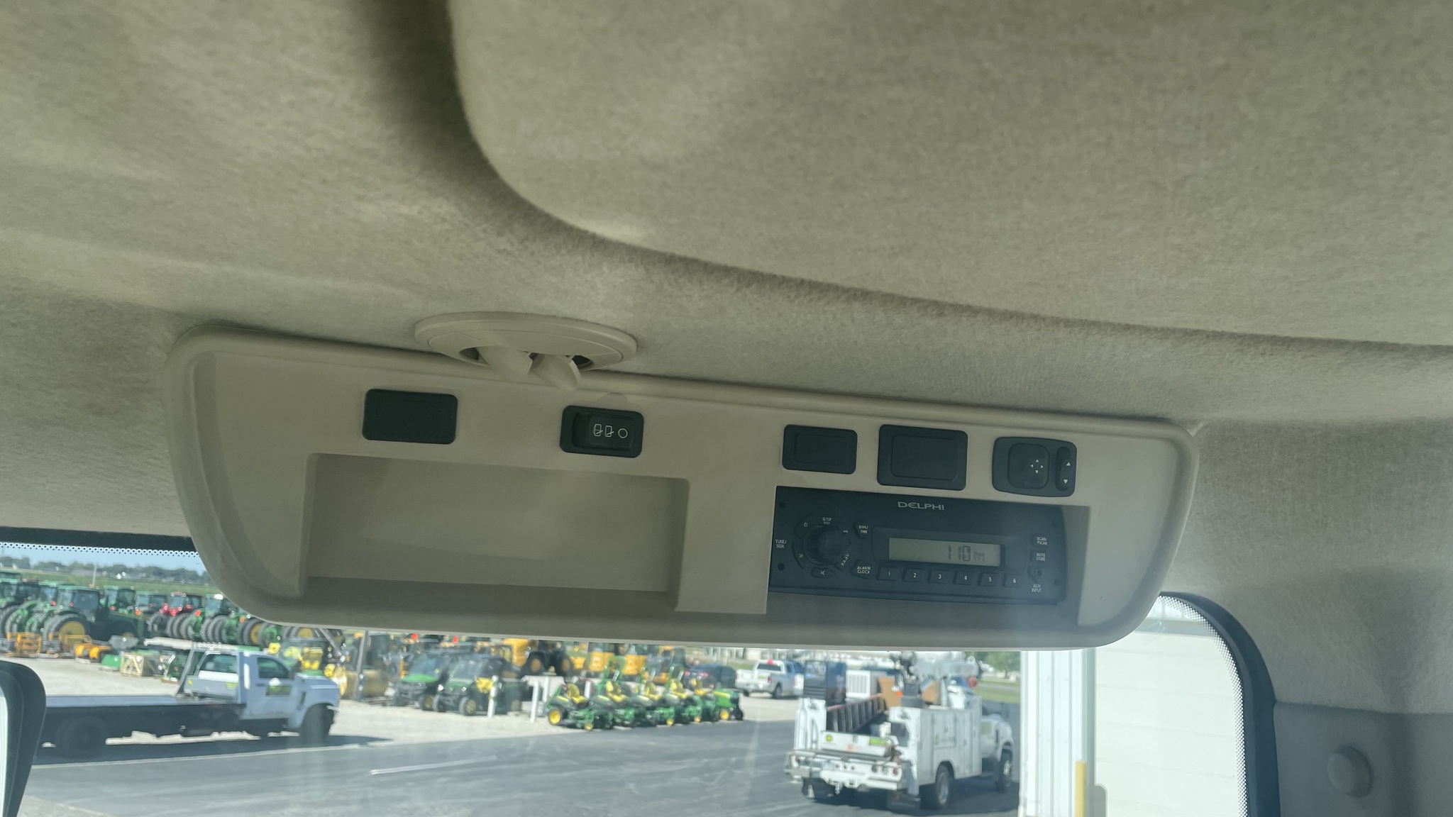 2011 John Deere 8335R Image 16
