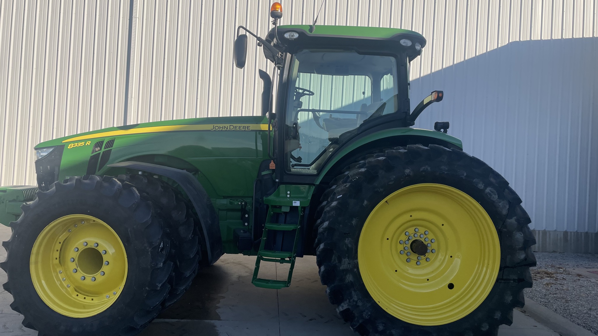 2011 John Deere 8335R Image 4
