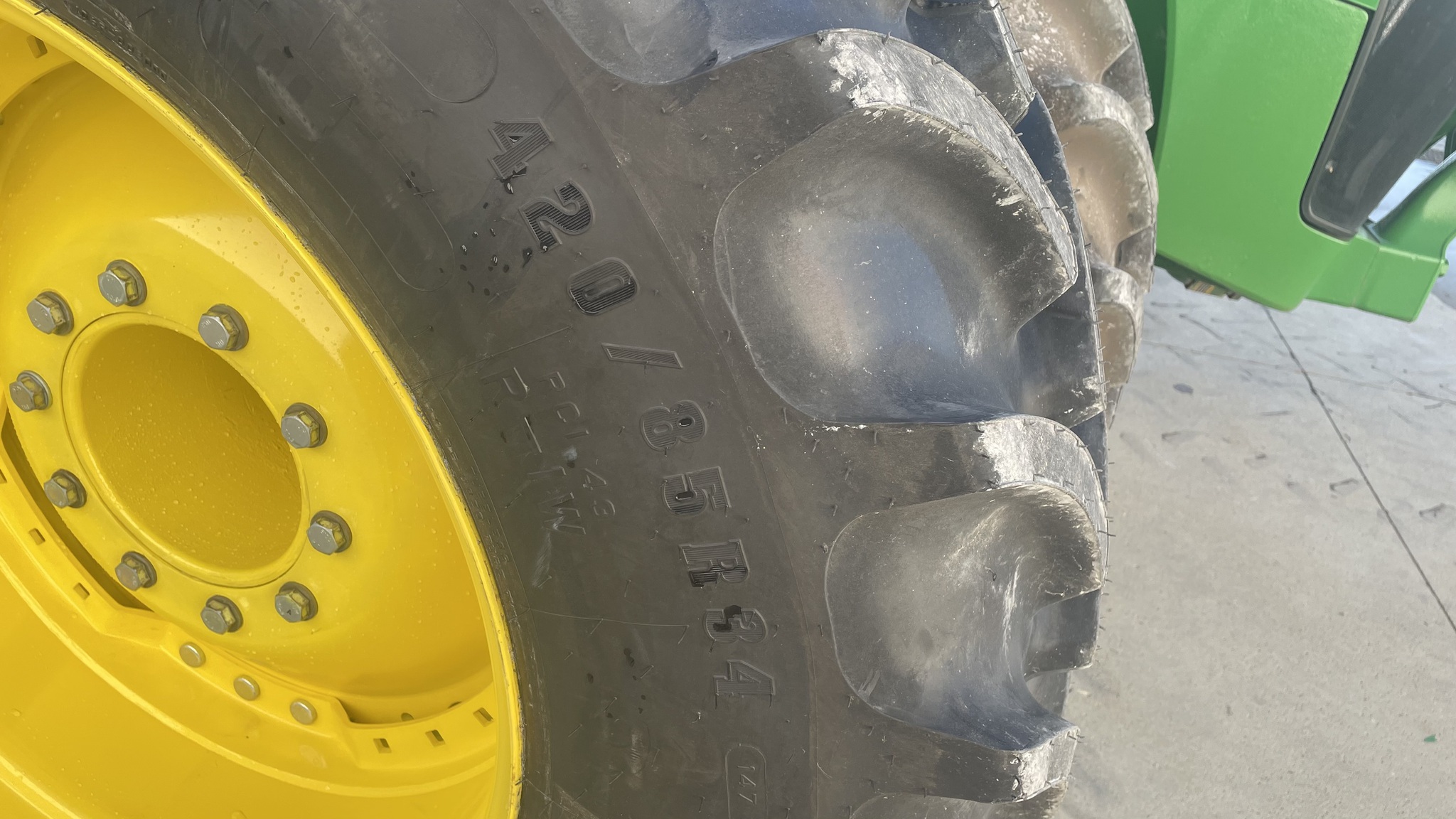 2011 John Deere 8335R Image 9