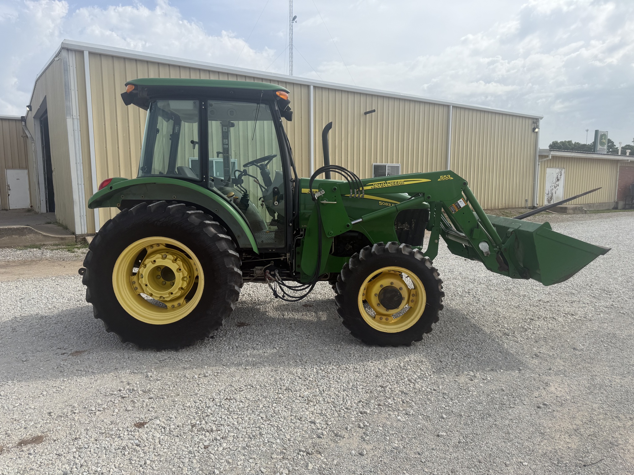 2009 John Deere 5083E Image 2
