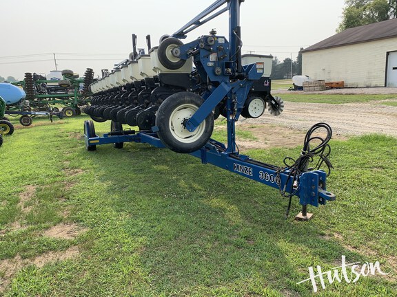 Photo of 2000 Kinze 3600