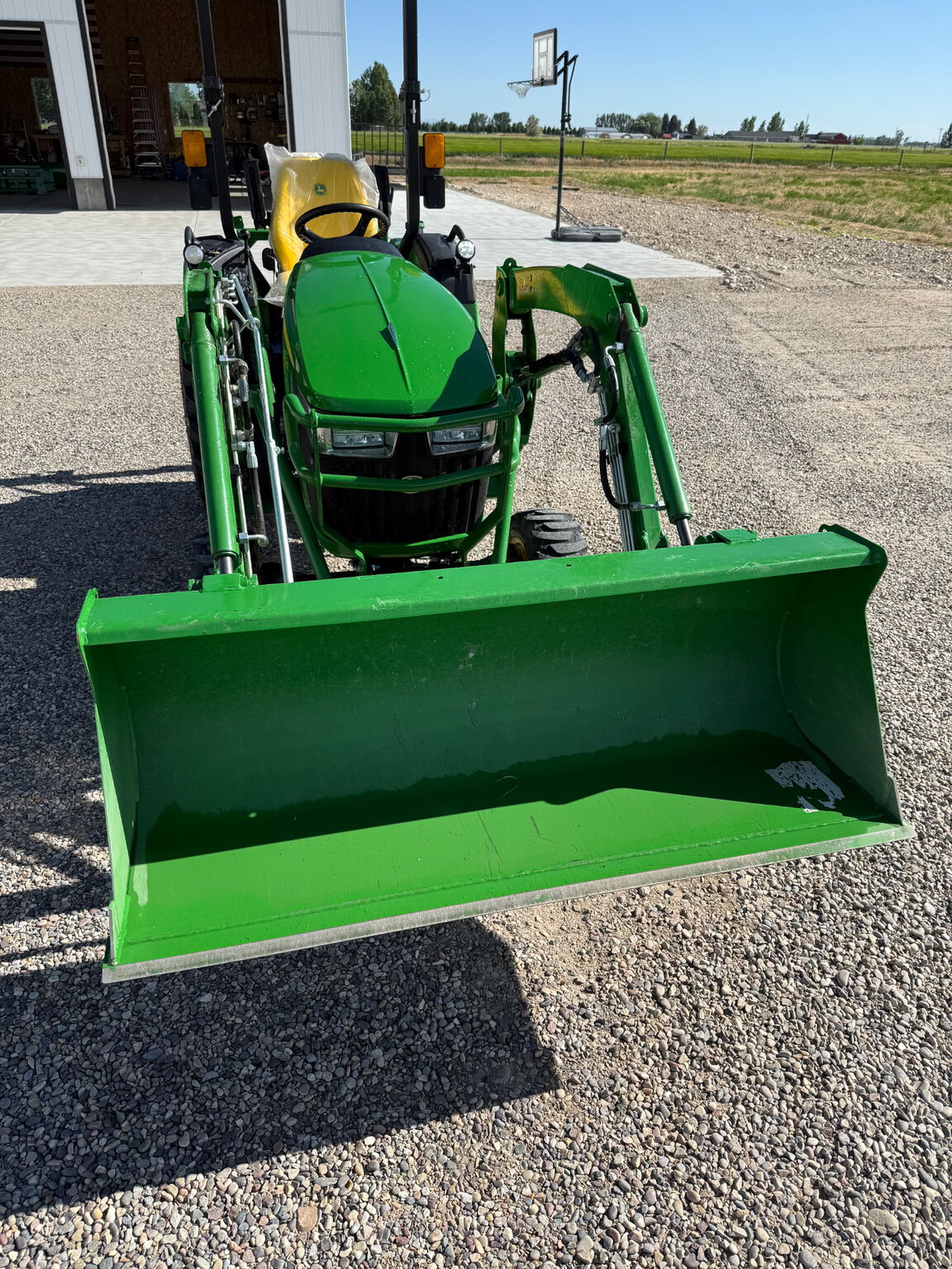 2023 John Deere 2032R Image 16