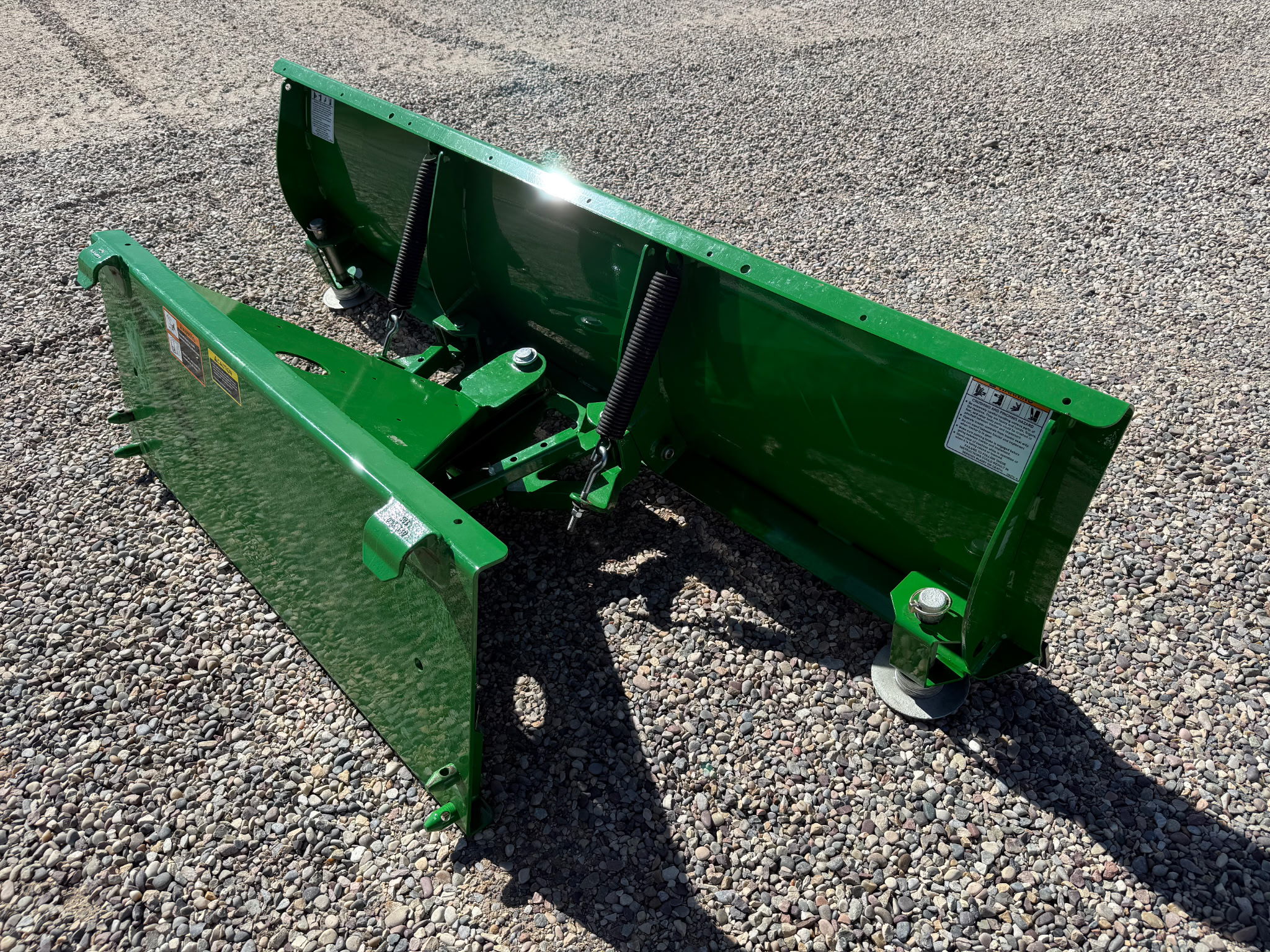 2023 John Deere 2032R Image 9