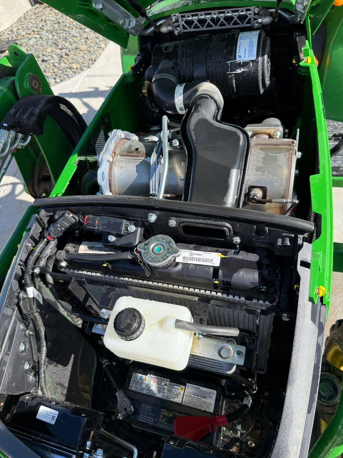 2023 John Deere 2032R Image 15