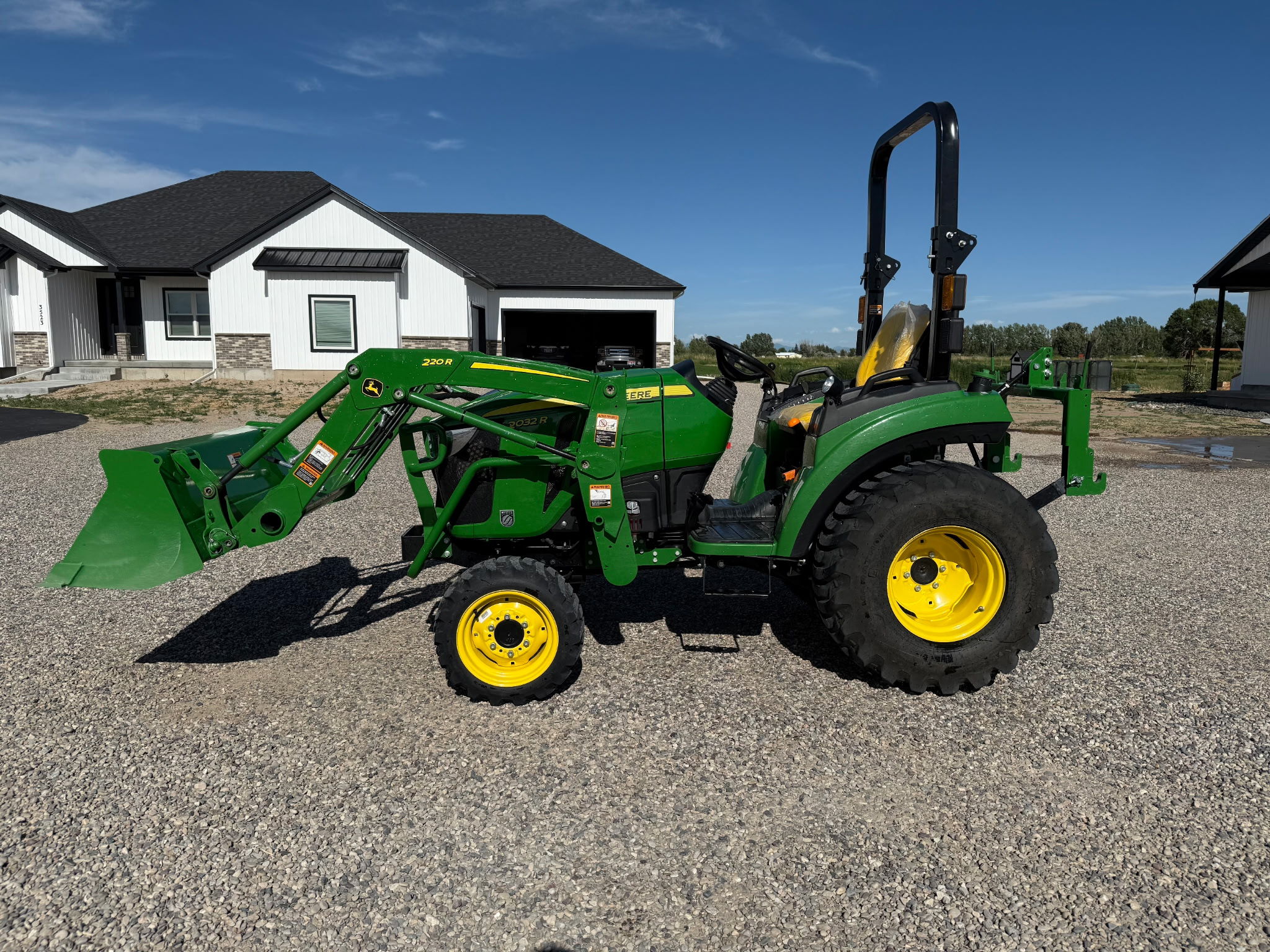 2023 John Deere 2032R Image 1