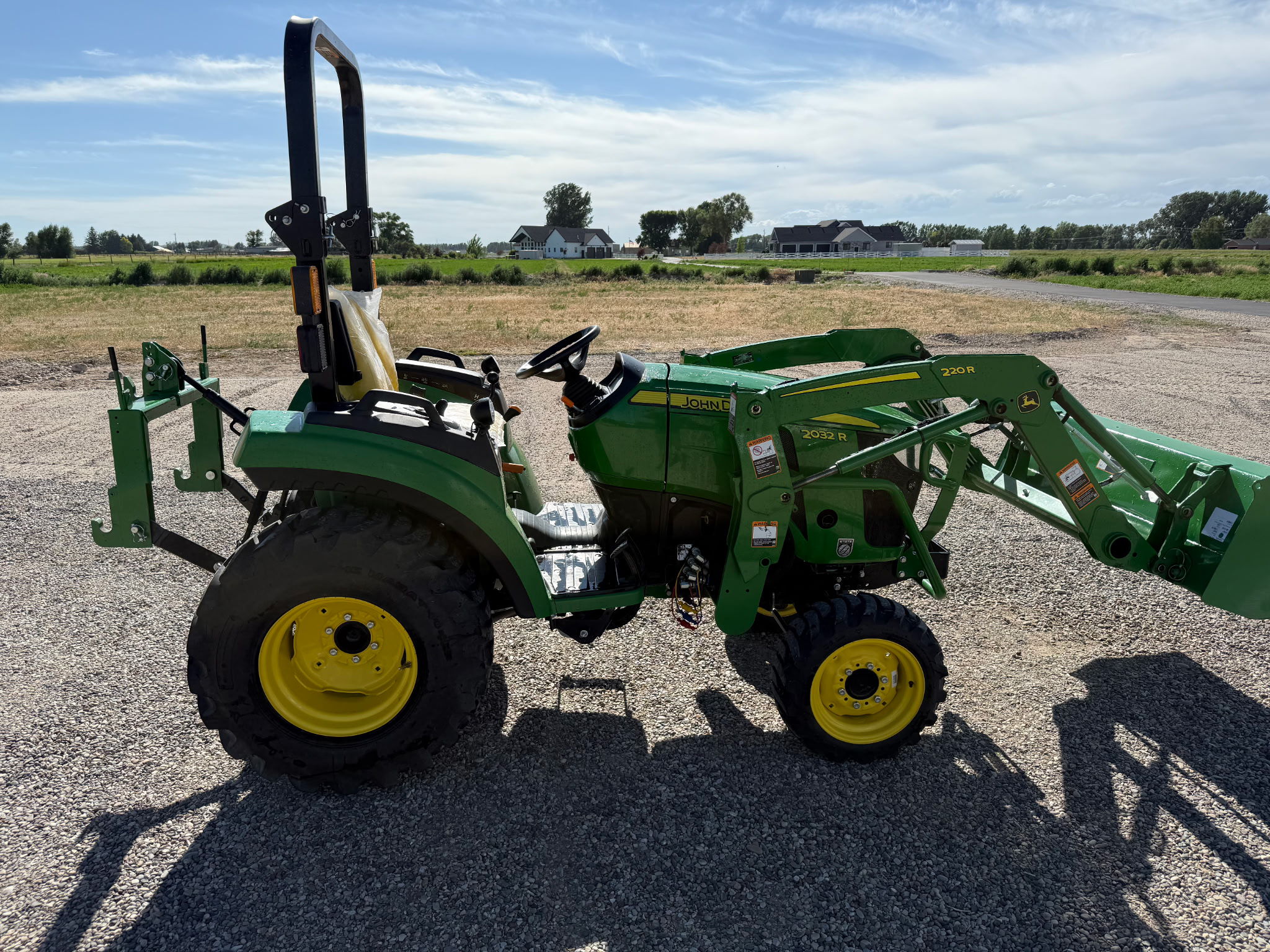 2023 John Deere 2032R Image 17
