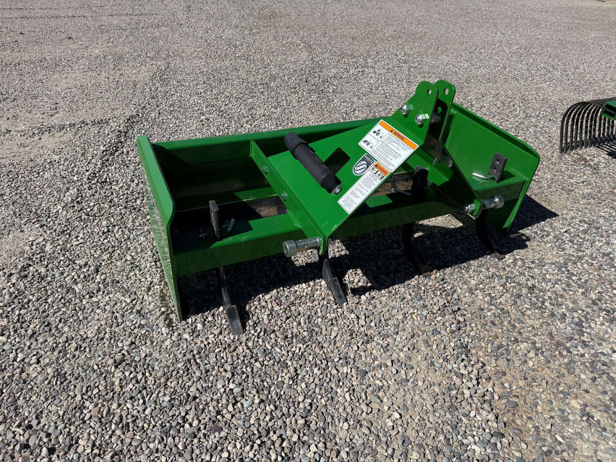 2023 John Deere 2032R Image 3