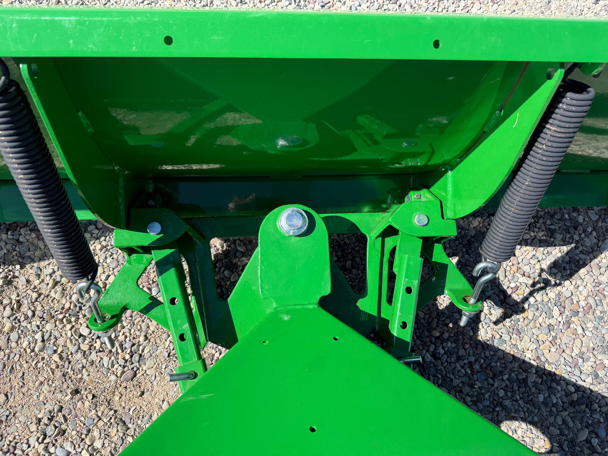 2023 John Deere 2032R Image 12