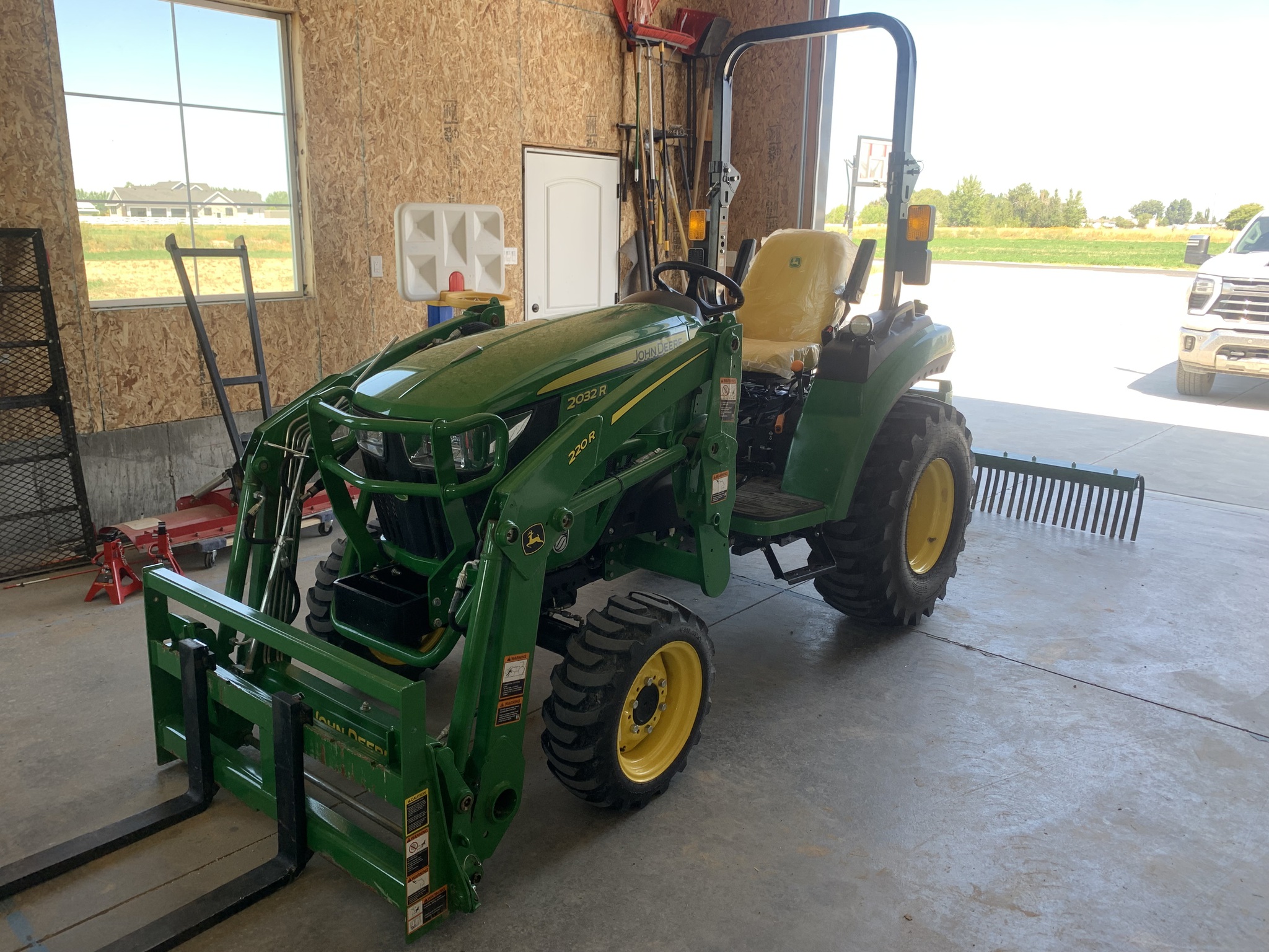 2023 John Deere 2032R Image 21
