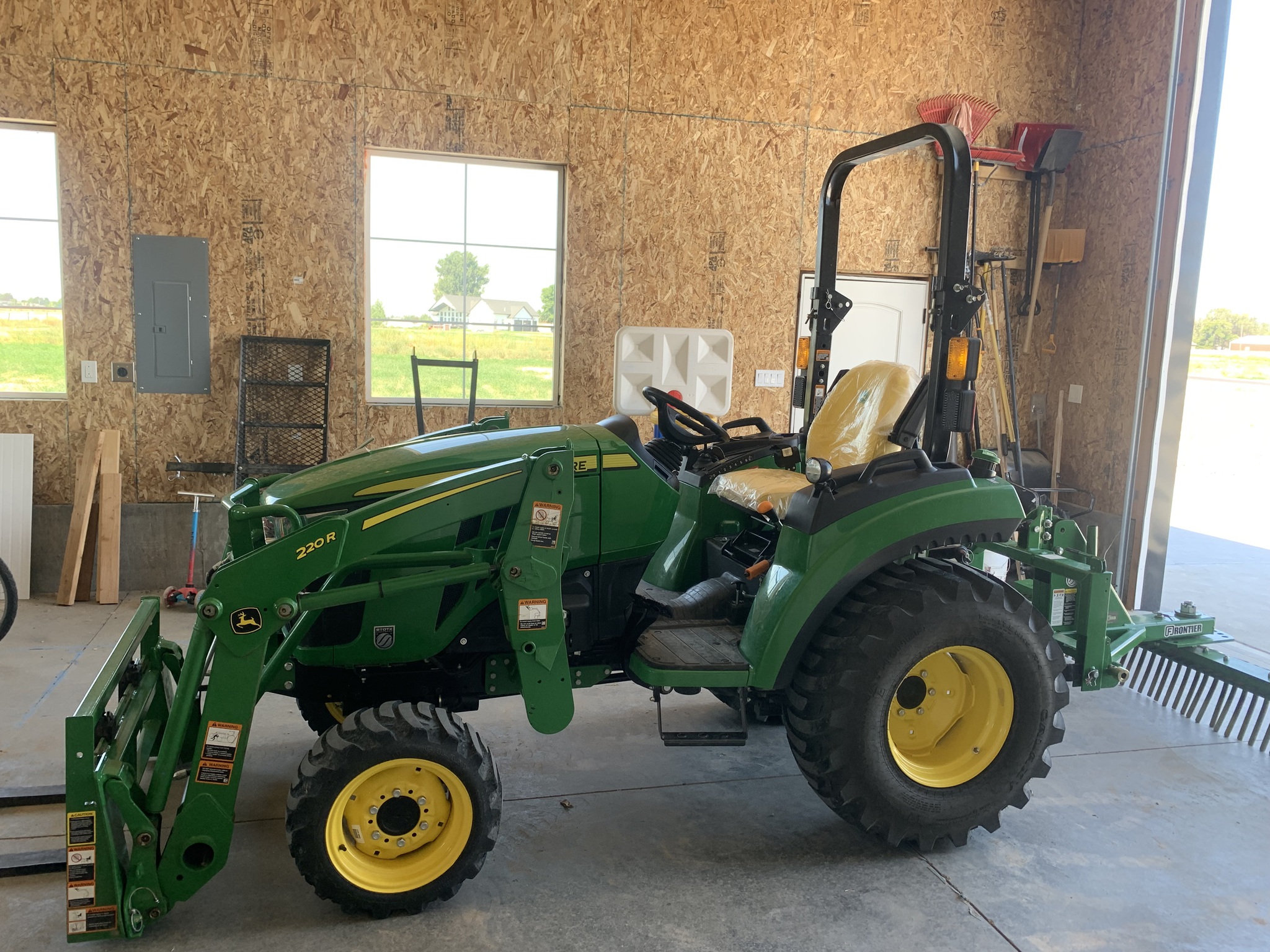 2023 John Deere 2032R Image 22