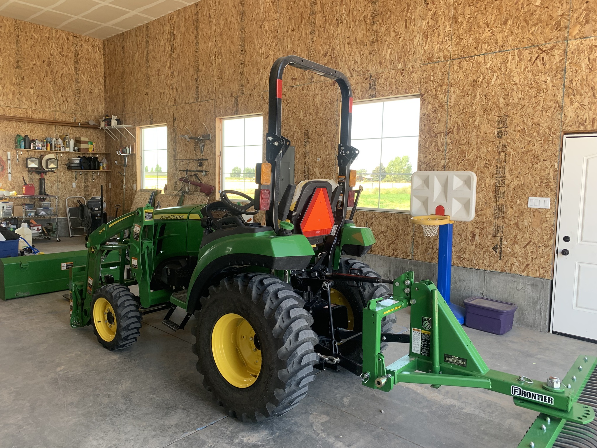 2023 John Deere 2032R Image 23